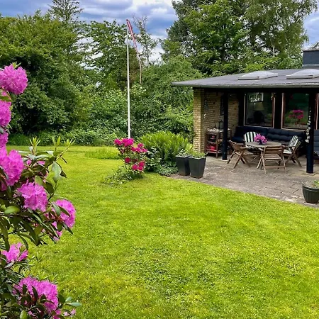 Retro House With Sea View In Udsholt *