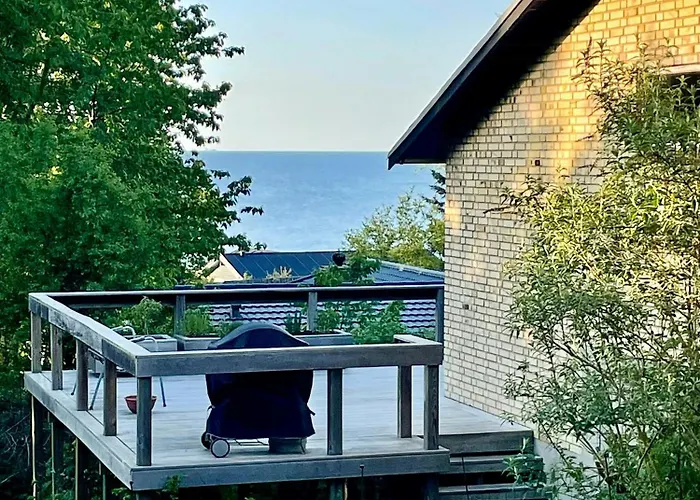 Retro House With Sea View In Udsholt