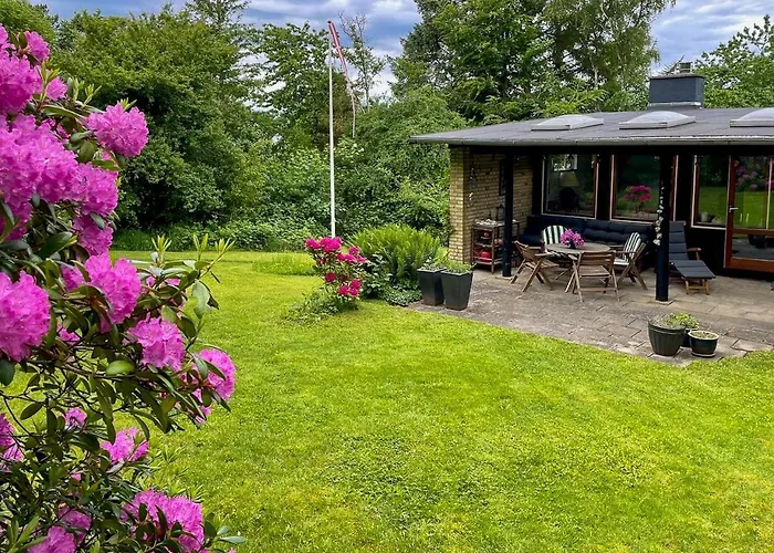 Retro House With Sea View In Udsholt *